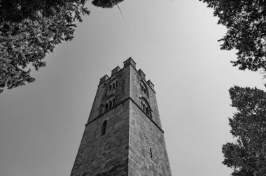 Çam ağaçlarıyla çevrili, Roma zamanında yaşamış bir bölgede, Aziz M. di Canneto manastırı bir zeytin koruluğunun ortasında izole bir şekilde yükselir..