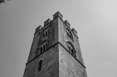 Çam ağaçlarıyla çevrili, Roma zamanında yaşamış bir bölgede, Aziz M. di Canneto manastırı bir zeytin koruluğunun ortasında izole bir şekilde yükselir..