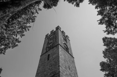 Çam ağaçlarıyla çevrili, Roma zamanında yaşamış bir bölgede, Aziz M. di Canneto manastırı bir zeytin koruluğunun ortasında izole bir şekilde yükselir..