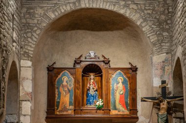 Çam ağaçlarıyla çevrili, Roma zamanında yaşamış bir bölgede, Aziz M. di Canneto manastırı bir zeytin koruluğunun ortasında izole bir şekilde yükselir..