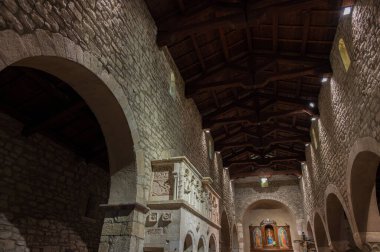 Çam ağaçlarıyla çevrili, Roma zamanında yaşamış bir bölgede, Aziz M. di Canneto manastırı bir zeytin koruluğunun ortasında izole bir şekilde yükselir..