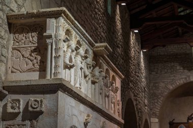 Çam ağaçlarıyla çevrili, Roma zamanında yaşamış bir bölgede, Aziz M. di Canneto manastırı bir zeytin koruluğunun ortasında izole bir şekilde yükselir..