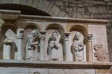 Çam ağaçlarıyla çevrili, Roma zamanında yaşamış bir bölgede, Aziz M. di Canneto manastırı bir zeytin koruluğunun ortasında izole bir şekilde yükselir..