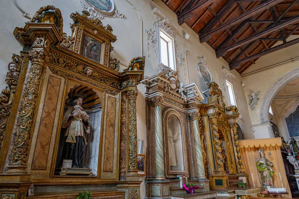 アグノーネのサンテミディオ教会は 14世紀のアグノン彫刻芸術の素晴らしい証言です — ストック写真