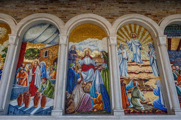 Madonna dello Splendore tapınağı Giulianova 'da bir tarikat binasıdır, manastır, mucizevi çeşme ve Görkemli Sanat Müzesi ve 