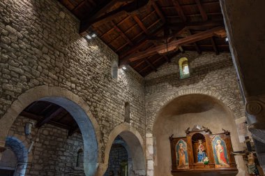 Çam ağaçlarıyla çevrili, Roma zamanında yaşamış bir bölgede, Aziz M. di Canneto manastırı bir zeytin koruluğunun ortasında izole bir şekilde yükselir..