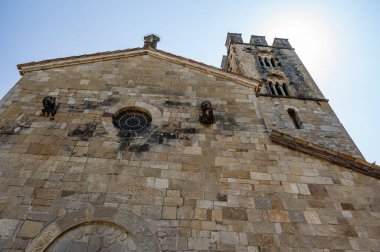 Çam ağaçlarıyla çevrili, Roma zamanında yaşamış bir bölgede, Aziz M. di Canneto manastırı bir zeytin koruluğunun ortasında izole bir şekilde yükselir..