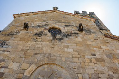 Çam ağaçlarıyla çevrili, Roma zamanında yaşamış bir bölgede, Aziz M. di Canneto manastırı bir zeytin koruluğunun ortasında izole bir şekilde yükselir..