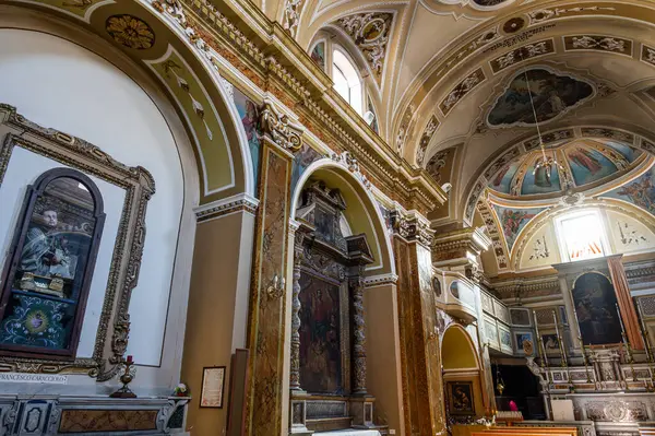 Annunziata ya da del Carmelo Kilisesi 1505 yılında inşa edilmiştir ve Filipinli Ataların Antik Manastırı 'na bitişiktir..