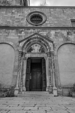 Kilise 13. yüzyılda inşa edildi. 1902 'de ulusal bir anıt ilan edildi. İkinci Dünya Savaşı sırasında savaş olayları büyük hasara yol açtı..