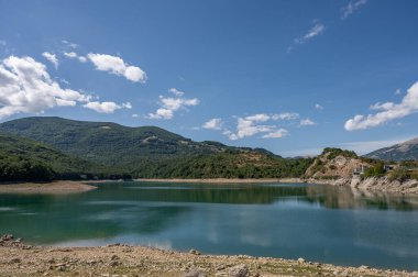 Montagna Spaccata Gölü, Abruzzo 'nun güney sınırında bulunan küçük bir yapay göl. Tamamıyla Alfedena belediyesinin L 'Aquila eyaletinde yer almaktadır..