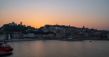 Ancona, Marş 'ın başkentidir. Sahilleri ve bir tepenin üzerindeki Ancona Katedrali ile tanınır. Şehrin merkezinde Fontana del Calamo bulunur..