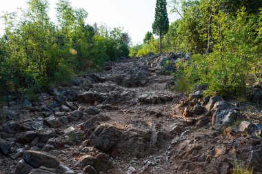 Krizevac, Podbrdo ve St. James Kilisesi ile birlikte, Medjugorje 'ye hac yolculuğu yapanlar için çok önemlidir. Tepesinde 8.5 metre yüksekliğinde ve 3.5 metre genişliğinde bir haç var..