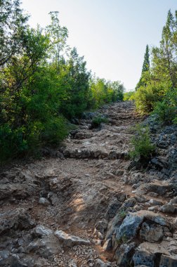 Krizevac, Podbrdo ve St. James Kilisesi ile birlikte, Medjugorje 'ye hac yolculuğu yapanlar için çok önemlidir. Tepesinde 8.5 metre yüksekliğinde ve 3.5 metre genişliğinde bir haç var..