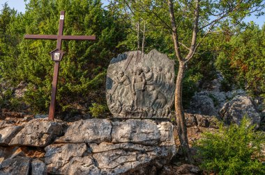 Krizevac, Podbrdo ve St. James Kilisesi ile birlikte, Medjugorje 'ye hac yolculuğu yapanlar için çok önemlidir. Tepesinde 8.5 metre yüksekliğinde ve 3.5 metre genişliğinde bir haç var..