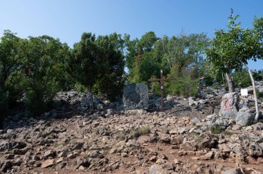 Krizevac, Podbrdo ve St. James Kilisesi ile birlikte, Medjugorje 'ye hac yolculuğu yapanlar için çok önemlidir. Tepesinde 8.5 metre yüksekliğinde ve 3.5 metre genişliğinde bir haç var..