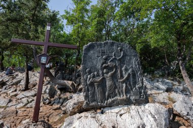 Krizevac, Podbrdo ve St. James Kilisesi ile birlikte, Medjugorje 'ye hac yolculuğu yapanlar için çok önemlidir. Tepesinde 8.5 metre yüksekliğinde ve 3.5 metre genişliğinde bir haç var..