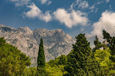 Hırvatistan, Adriyatik Denizi üzerinde uzun bir kıyı şeridi bulunan bir Doğu Avrupa ülkesi. Binden fazla adayı kapsıyor ve Dinarik Alpler tarafından geçiliyor. Başkenti Zagreb..