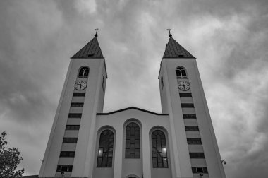 Bosna-Hersek 'te Bakire Meryem' in hayaletleriyle ünlü olan Medjugorje 'nin başlıca ibadet yeri St. James Kilisesi..