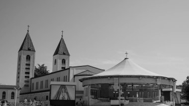 Bosna-Hersek 'te Bakire Meryem' in hayaletleriyle ünlü olan Medjugorje 'nin başlıca ibadet yeri St. James Kilisesi..