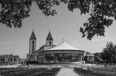 Bosna-Hersek 'te Bakire Meryem' in hayaletleriyle ünlü olan Medjugorje 'nin başlıca ibadet yeri St. James Kilisesi..