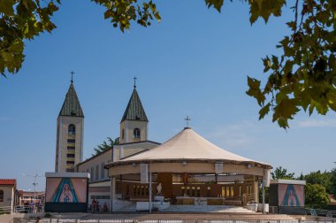 Bosna-Hersek 'te Bakire Meryem' in hayaletleriyle ünlü olan Medjugorje 'nin başlıca ibadet yeri St. James Kilisesi..