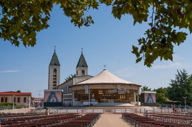 Bosna-Hersek 'te Bakire Meryem' in hayaletleriyle ünlü olan Medjugorje 'nin başlıca ibadet yeri St. James Kilisesi..