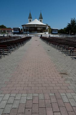 Bosna-Hersek 'te Bakire Meryem' in hayaletleriyle ünlü olan Medjugorje 'nin başlıca ibadet yeri St. James Kilisesi..