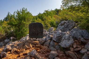 PODBRDO, Meryem Ana 'nın ilk hayaletlerinin yer aldığı ve Bijacovici bölgesindeki Crnica Dağı' nda yer aldığı yeri temsil ediyor..