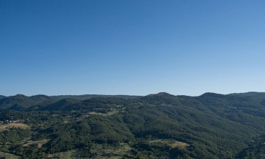 Molise, Adriyatik Denizi kıyısında uzanan bir İtalyan dağlık bölgesidir. Apennine Dağları 'ndaki Abruzzo Milli Parkı' nın zengin bir kısmını kapsıyor..