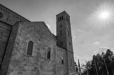 Kutsanmış Bakire Meryem 'in Varsayımı Fransisken Manastırı, İroki Brijeg' de, Hersek 'te bulunuyor.. 