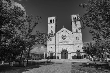 Kutsanmış Bakire Meryem 'in Varsayımı Fransisken Manastırı, İroki Brijeg' de, Hersek 'te bulunuyor.. 