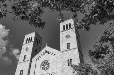 Kutsanmış Bakire Meryem 'in Varsayımı Fransisken Manastırı, İroki Brijeg' de, Hersek 'te bulunuyor.. 