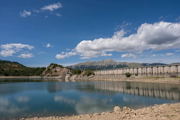 Montagna Spaccata 호수는 Abruzzo의 국경에있는 호수입니다 그것은 Alfedena의 단체에 Aquila의 — 스톡 사진