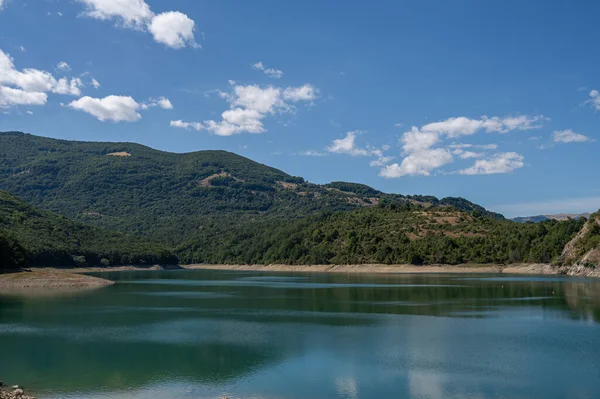 斯帕卡塔山湖 Montagna Spaccata Lake 是Abruzzo南部边境的一个人工湖 它完全位于拉奎拉省的阿尔费德纳市 — 图库照片