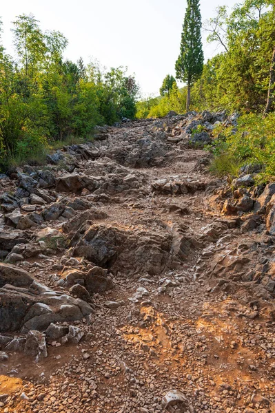 Krizevac, Podbrdo ve St. James Kilisesi ile birlikte, Medjugorje 'ye hac yolculuğu yapanlar için çok önemlidir. Tepesinde 8.5 metre yüksekliğinde ve 3.5 metre genişliğinde bir haç var..