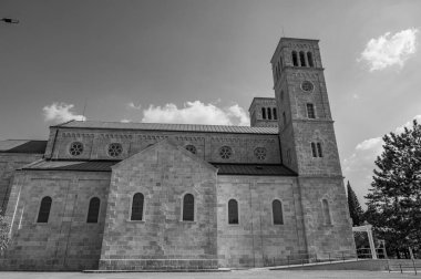 Kutsanmış Bakire Meryem 'in Varsayımı Fransisken Manastırı, İroki Brijeg' de, Hersek 'te bulunuyor.. 