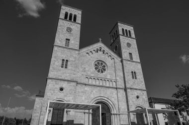 Kutsanmış Bakire Meryem 'in Varsayımı Fransisken Manastırı, İroki Brijeg' de, Hersek 'te bulunuyor.. 