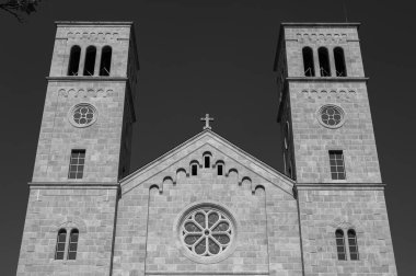 Kutsanmış Bakire Meryem 'in Varsayımı Fransisken Manastırı, İroki Brijeg' de, Hersek 'te bulunuyor.. 