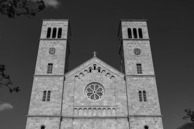 Kutsanmış Bakire Meryem 'in Varsayımı Fransisken Manastırı, İroki Brijeg' de, Hersek 'te bulunuyor.. 