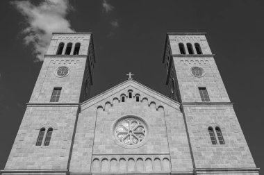 Kutsanmış Bakire Meryem 'in Varsayımı Fransisken Manastırı, İroki Brijeg' de, Hersek 'te bulunuyor.. 