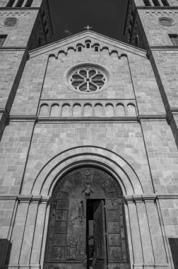 Kutsanmış Bakire Meryem 'in Varsayımı Fransisken Manastırı, İroki Brijeg' de, Hersek 'te bulunuyor.. 