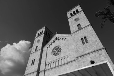 Kutsanmış Bakire Meryem 'in Varsayımı Fransisken Manastırı, İroki Brijeg' de, Hersek 'te bulunuyor.. 