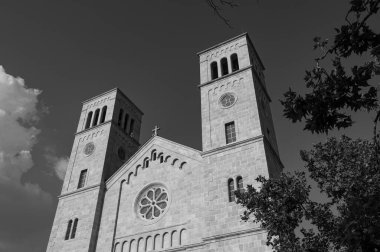 Kutsanmış Bakire Meryem 'in Varsayımı Fransisken Manastırı, İroki Brijeg' de, Hersek 'te bulunuyor.. 