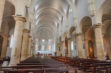 Kutsanmış Bakire Meryem 'in Varsayımı Fransisken Manastırı, İroki Brijeg' de, Hersek 'te bulunuyor.. 
