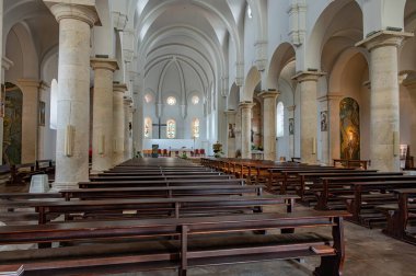 Kutsanmış Bakire Meryem 'in Varsayımı Fransisken Manastırı, İroki Brijeg' de, Hersek 'te bulunuyor.. 