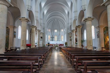 Kutsanmış Bakire Meryem 'in Varsayımı Fransisken Manastırı, İroki Brijeg' de, Hersek 'te bulunuyor.. 