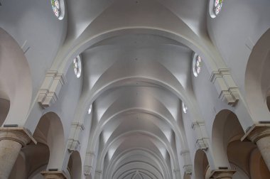 Kutsanmış Bakire Meryem 'in Varsayımı Fransisken Manastırı, İroki Brijeg' de, Hersek 'te bulunuyor.. 