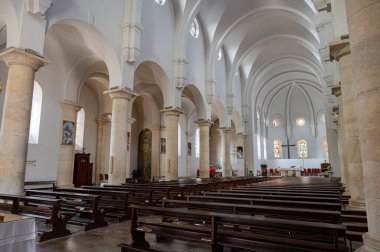 Kutsanmış Bakire Meryem 'in Varsayımı Fransisken Manastırı, İroki Brijeg' de, Hersek 'te bulunuyor.. 