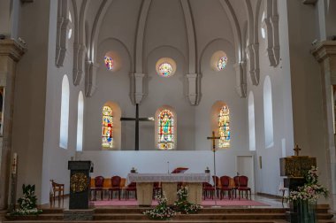 Kutsanmış Bakire Meryem 'in Varsayımı Fransisken Manastırı, İroki Brijeg' de, Hersek 'te bulunuyor.. 